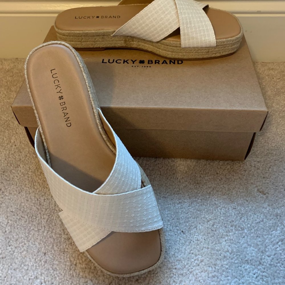 NEW Lucky Brand Womens Gayte White Seersucker Sandals Sz. 7.5 NIB